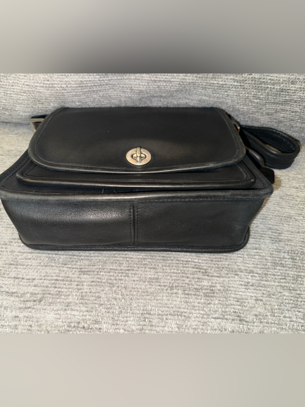 Vintage Coach Rambler Black Leather Messenger Bag with Turn-Lock Closure - Picture 10 of 16
